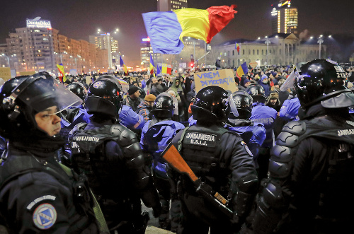 Po zuby ozbrojení policajti každý deň zasahujú proti tisícom demonštrantov.