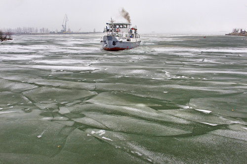 Ľadoborec Krupina rozbíja ľad na zamrznutom Dunaji.