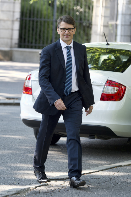 Minister kultúry SR Marek Maďarič prichádza peši v rámci Európskeho týždňa mobility na 27. schôdzu vlády SR.