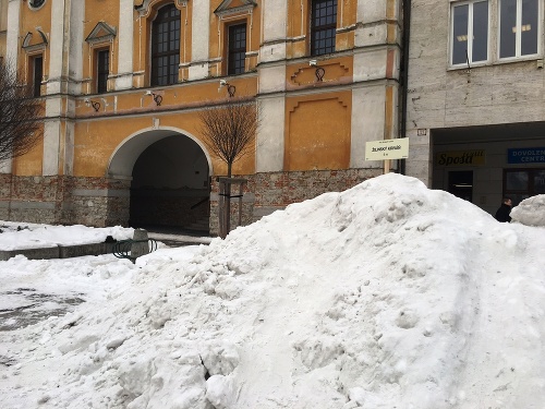 Centrum Žiliny špatia kopy neodprataného snehu.