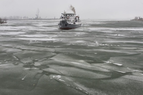 Kryhy na Dunaji museli rozbiť ľadoborce.
