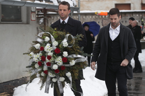 Richard Lintner (vľavo) a Richard Pavlikovský nesú veniec na psolednú rozlúčku s Jánom Kobezdom.