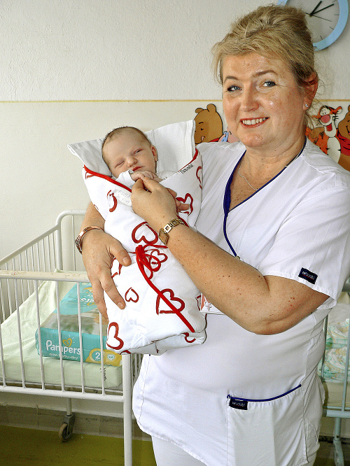 Primárka novorodeneckého oddelenia Katarína Jackuliaková s malou Romankou v náručí.