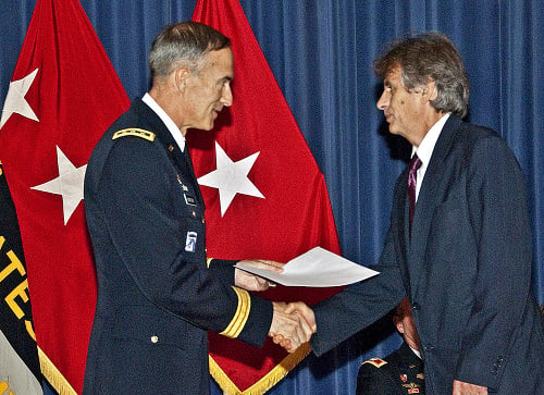 Generál David H. Huntoon Šiškovi odovzdáva profesorský diplom.