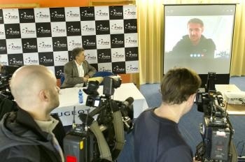 Na snímke vľavo v pozadí generálny sekretár Slovenského tenisového zväzu Igor Moška a vpravo kapitán slovenskej reprezentácie Matej Lipták sa prihovára pomocou videokonferencie z Petrohradu.