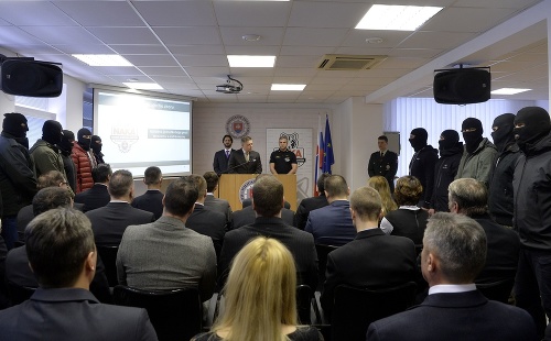 Na snímke uprostred premiér Robert Fico reční počas zriadenia Národnej jednotky boja proti terorizmu a extrémizmu Národnej kriminálnej agentúry Prezídia Policajného zboru v Bratislave.