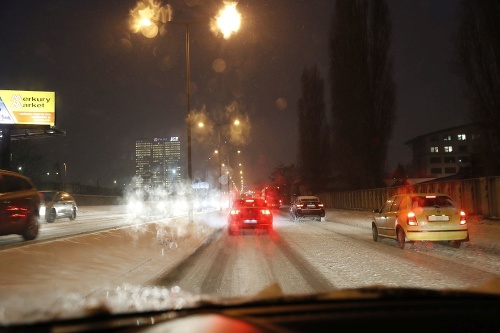 Výdatné sneženie dorazilo v podvečer aj do Bratislavy.