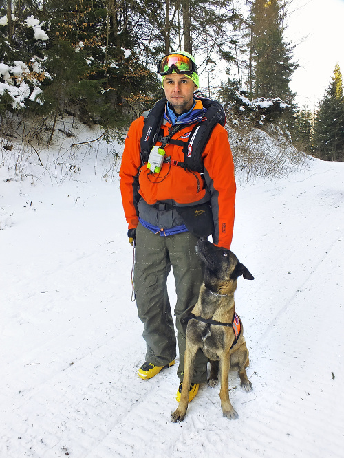 Horský záchranár, psovod Ladislav Cvengroš, má pomocníka Jeffa.