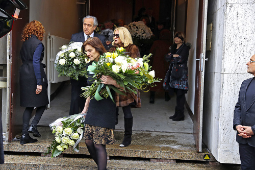 Ján Grešo, Jana Oľhová a Zdena Studenková si uctili kolegyňu množstvom kvetov. 