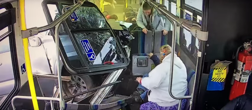 Vodič nezvládol riadenia a vrazil do autobusu.