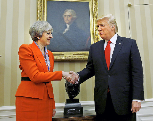 Prvé stretnutie: Theresa Mayová má k Donaldovi Trumpovi naozaj blízko.