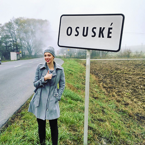 Zdenka Pavlíková si dala za cieľ odfotiť sa v každej slovenskej obci.