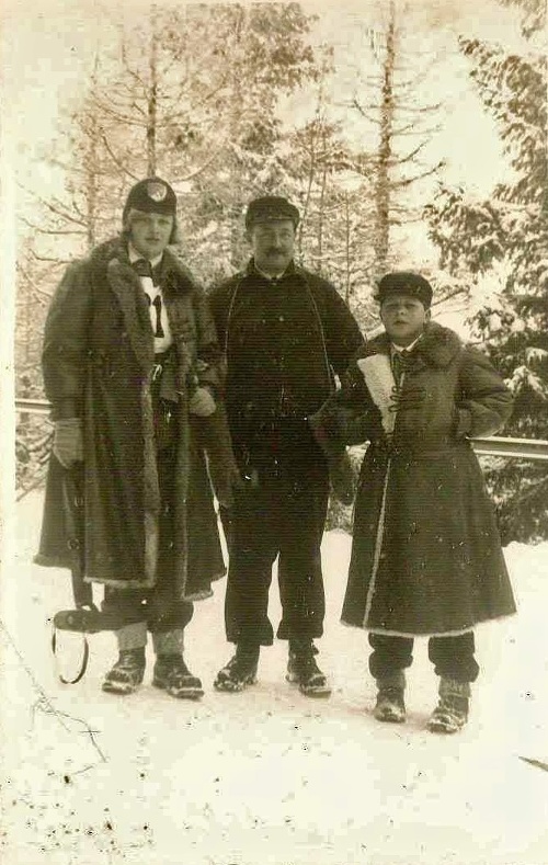 Gróf Emanuel II. Andrássy s deťmi Ilonou a Gejzom II. v januári 1931