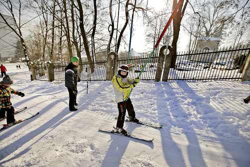 Na sídlisku Radvaň môžu lyžiari využívať vlek na 120 m svahu. Lyžovať sa dá aj večer.