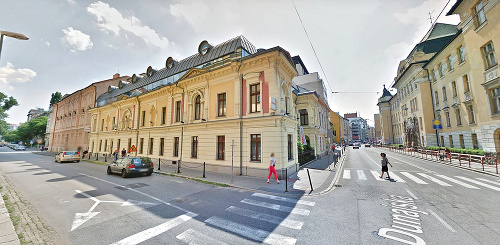 Advokátska kancelária Miloša Kvasňovského sídli v centre Bratislavy. Kvasňovského.