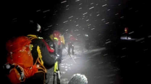 4.00 hod. - k hotelu sa dostali prví záchranári na lyžiach