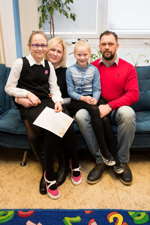 Kristínku (10) podporuje sestrička Ivanka (6) aj rodičia.