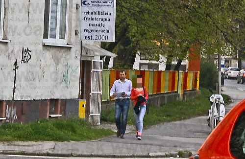 Odchod: Nitra, 11.4.2016, 19.10 hod.: Z budovy vyšiel s úsmevom na tvári a v sprievode mladej dámy.