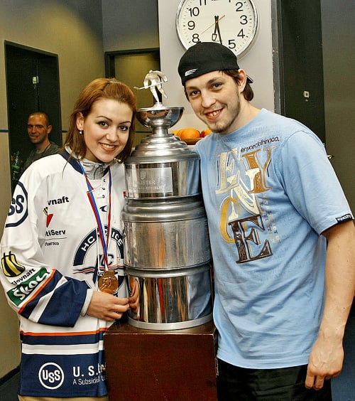 2009 - Ladislav Ščurko (30) s priateľkou Zuzanou (28) pri oslave titulu s HC Košice.