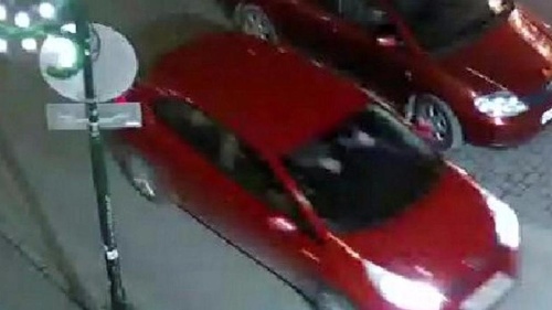 Bezpečnostná kamera zachytila podozrivé červené auto. 