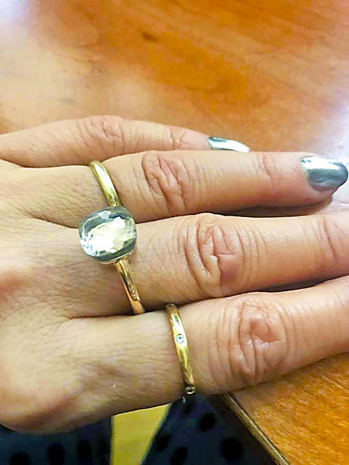 Spevák manželku potešil prsteňom.