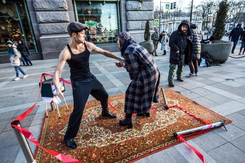 Aktivisti z Vesny na ulici predviedli ako sa odohrávajú bitky v domácnostiach.