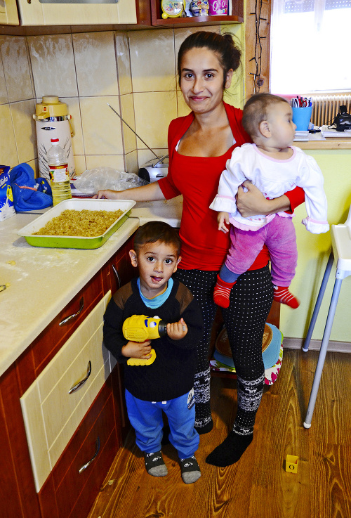 Martina (20), mama iba 7-mesačnej Stanky a Stanka (3), v Domčeku pečie jablkový koláč.
