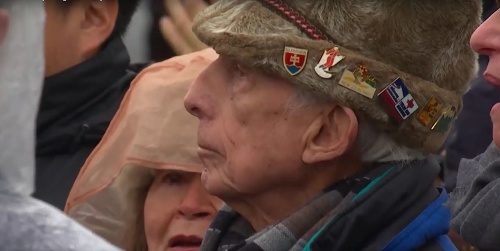 Čitateľka si v publiku na inaugurácii Donalda Trumpa všimla pána so slovenským odznakom.