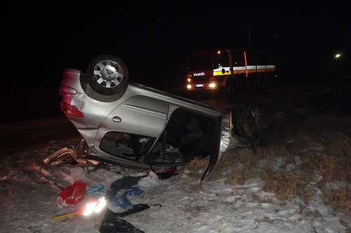 Auto, ktoré sa pri nehode prevrátilo na strechu, riadila mladá vodička (21) - (ilustračné foto).  