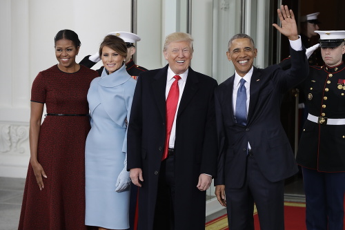 Obamovci privítali Trumpovcov v Bielom dome. 