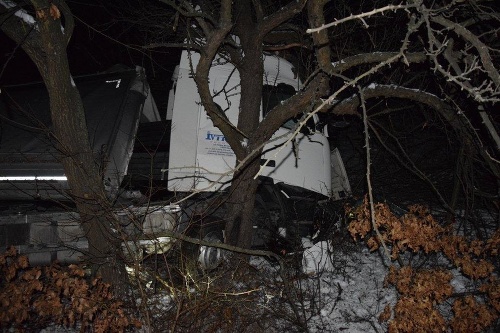 Ťahač s návesom, ktorý riadil šofér z Macedónska, narazil po nehode do stromov. 