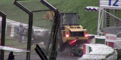 Bianchi vletel so svojim monopostom pod žeriav, ktorý odpratával iný autmobil z trate.