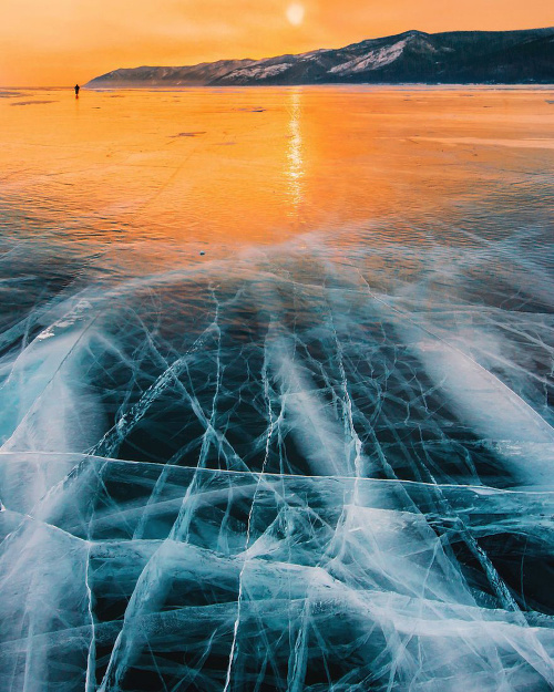 Praskaním ľadu sa na ňom tvoria ryhy. 