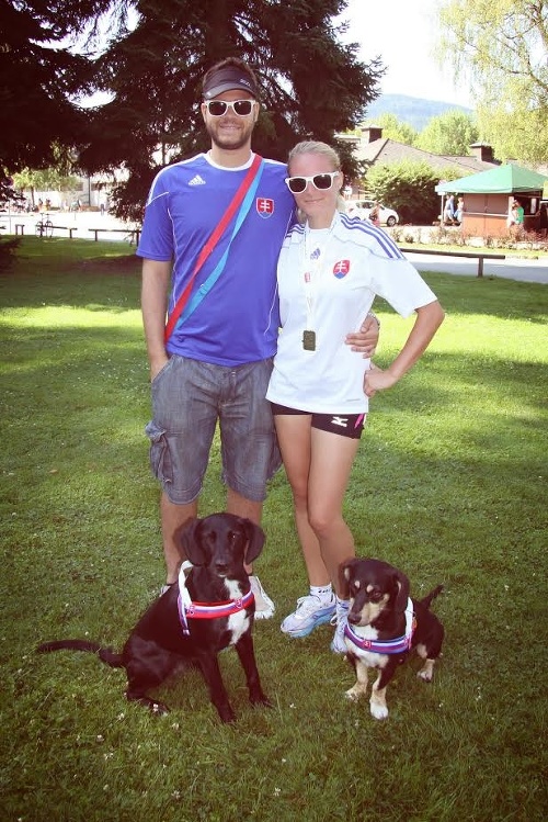 Nina a Marek s dvojicou psíkov.