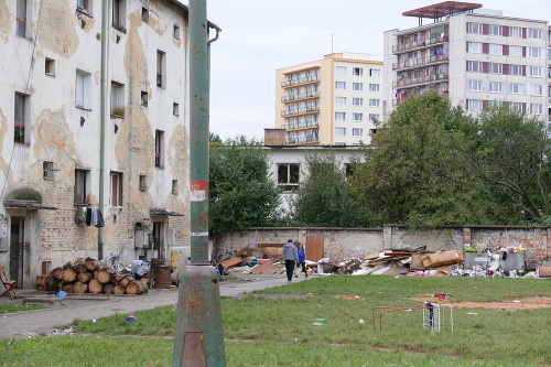 Obyvatelia sami napokon zbúrali aj stavby na drevo.