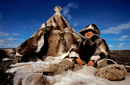 Letné sídlo: Leto v tundre trvá necelé štyri mesiace a aj tak je poriadne studené. V týchto mesiacoch Inuiti bývali v stanoch z kože.