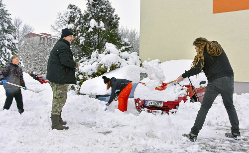 Mesto Trebišov vyhlásilo mimoriadnu situáciu v súvislosti so snežením. Na snímke odpratávanie snehu v meste.