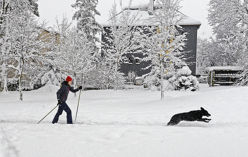 V metropole východu napadlo toľko snehu, že niektorí sa vybrali do mesta na bežkách.