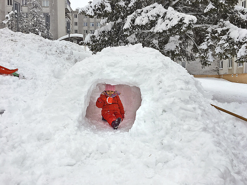 Malej Saške (4) ocko postavil zo snehu bunker.