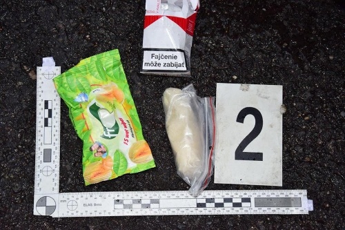 Policajti na odpočívadle Zeleneč pri Trnave zatkli trojicu podozrivú z obchodovania s pervitínom.  