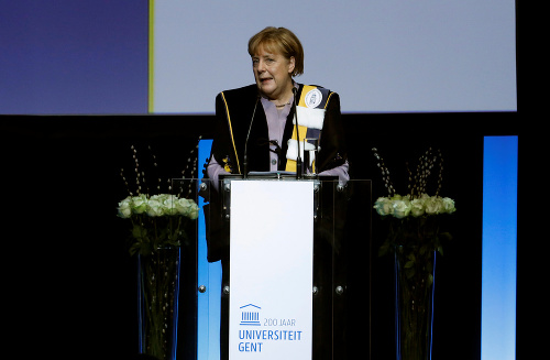 Angela Merkel si prevzala čestný doktorát.