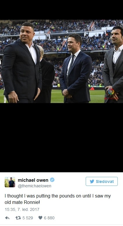 Michal Owen (v strede) sa na sociálnej sieti dotkol Ronaldovej nadváhy.