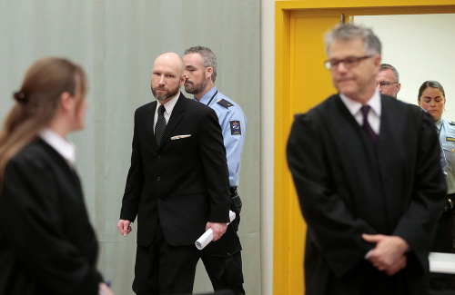 začal sa odvolací súd s Breivikom.