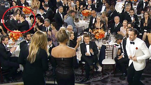 Najslávnejší: Ryan Reynolds pred všetkými pobozkal kolegu Andrewa Garfielda. 
