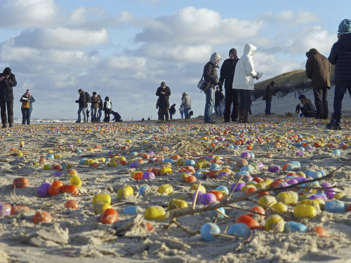 Turisti zbierajú plastové kinder vajíčka, ktoré vyplavilo more na nemeckom ostrove Langeoog.