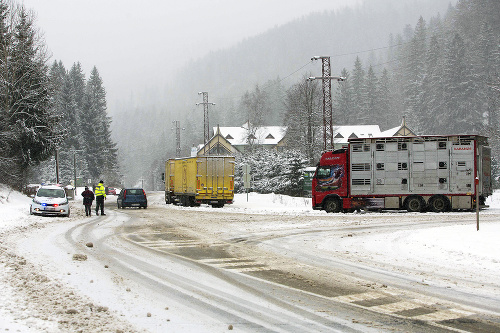 Horský priechod Čertovica bol pre kamióny neprejazdný.