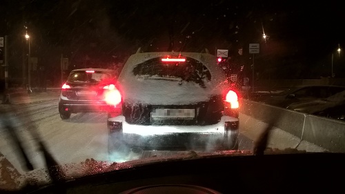 Vodič si s čistením auta od snehu starosti nerobil.