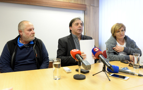 Na snímke tlačová konferencia, zľava veterinárny lekár ZOO Košice Juraj Skalický a riaditeľ ZOO Košice Erich Kočner.