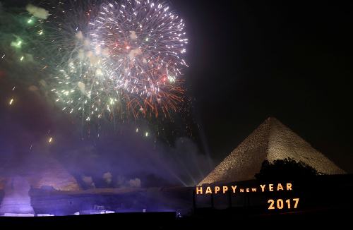 Veľkolepé oslavy prebiehali aj nad pyramídami v Káhire.