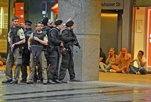 V okamihu boli v uliciach Mníchova stovky policajtov.